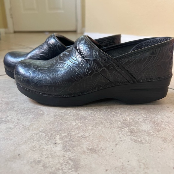 Dansko Clogs Black tooled embossed leather. Size 39 - Picture 7 of 10